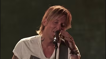 Keith Urban playing live